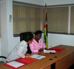 Minister Abreu signs the MOU