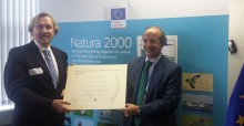 Bradnee Chambers (L), Executive Secretary of the Convention on Migratory Species (UNEP/CMS) presenting Daniel Calleja (R), Director-General for Environment of the European Commission with the Migratory Species Champion Plus Award.