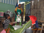 A UNIPA community worker helped local community members in processing coconut into cooking oil © S4C LPPM UNIPA