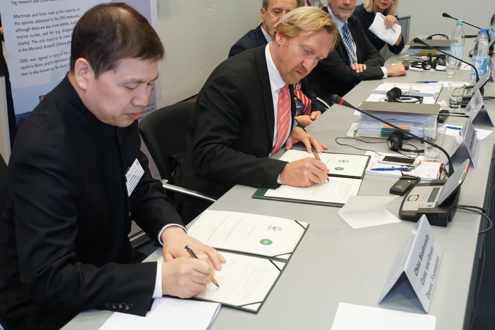Zhou Jinfeng and Bradnee Chambers sign CMS - CBCGDF partnership agreement © Aydin Bahramlouian