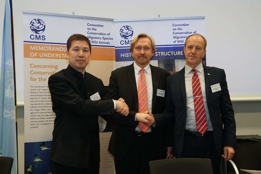 Zhou Jinfeng, Bradnee Chambers y Øystein Størkersen después de la ceremonia de la firma © Aydin Bahramlouian