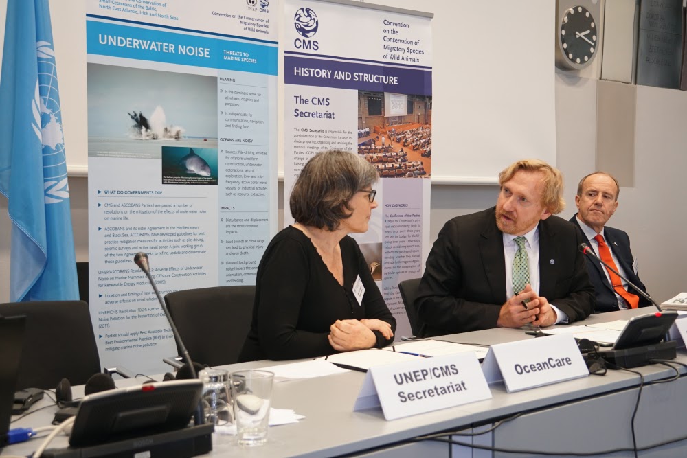 Sigrid Lüber, Presidenta de OceanCare (a la izquierda), Bradnee Chambers, Secretario Ejecutivo de la CMS (al centro) y Øystein Størkersen, Presidente del Comité Permanente de la CMS durante la ceremonia de firma de la asociación en Bonn (Alemania)  © Aydin Bahramlouian