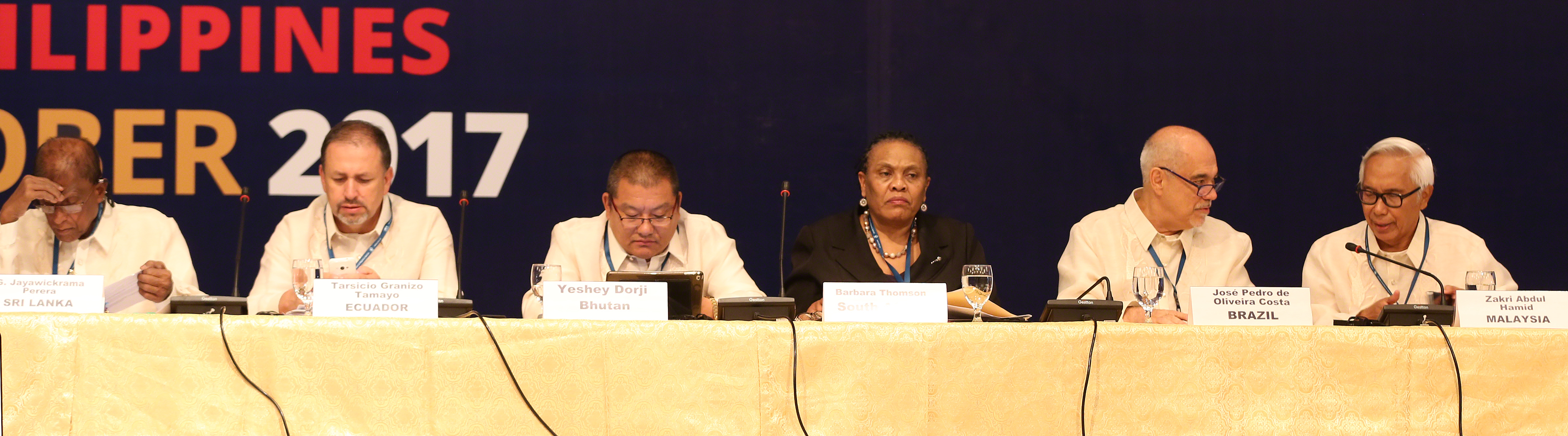 Gamini Jayawickrama Perera, Minister of Sustainable Development and Wildlife, Sri Lanka; Tarsicio Granizo Tamayo, Minister of Enviroment, Ecuador; Yeshey Dorji, Minister for Agriculture and Forests, Bhutan; Barbara Thomson, Deputy Minister of Environment, South Africa; José Pedro de Oliveira Costa, National Secretary for Biodiversity, Brazil; and Abdul Hamid Zakri, Science Advisor to the Prime Minister, Malaysia © IISD