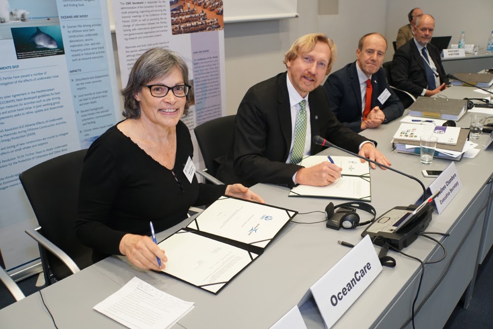 Sigrid Lüber, Presidenta de OceanCare (a la izquierda), Bradnee Chambers, Secretario Ejecutivo de la CMS (al centro) y Øystein Størkersen, Presidente del Comité Permanente de la CMS durante la ceremonia de firma de la asociación en Bonn (Alemania)  Aydin Bahramlouian