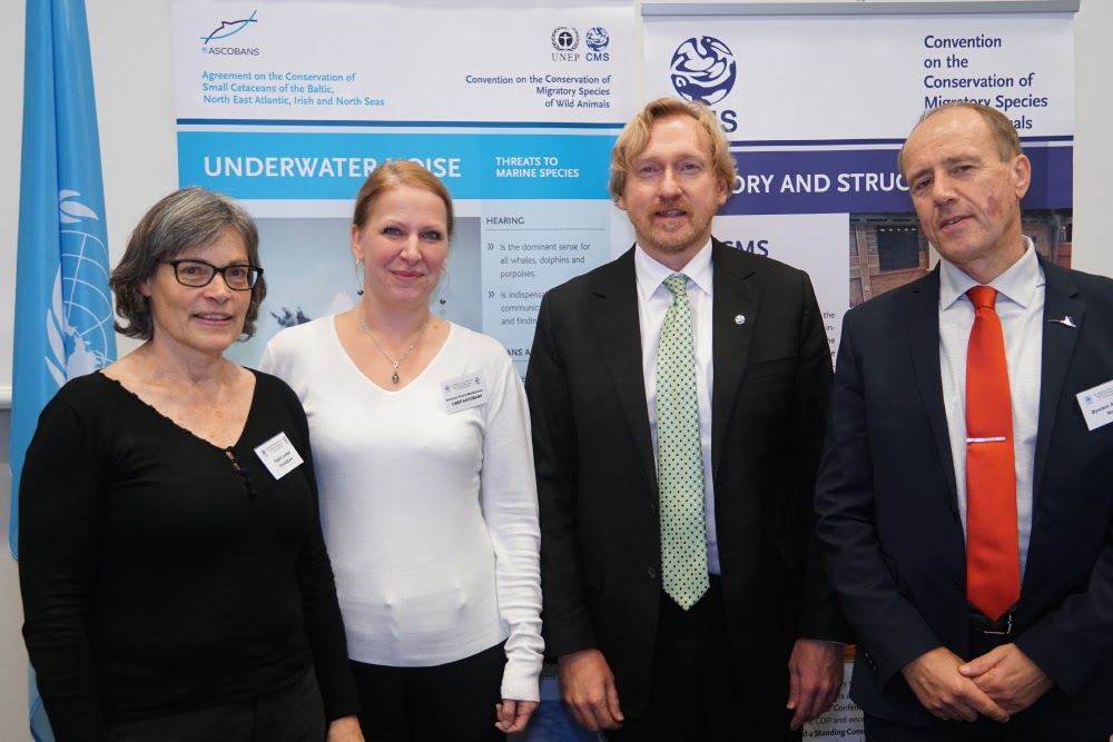 De izquierda a derecha: Sigrid Lüber (Presidenta de OceanCare), Heidrun Frisch-Nwakanma (Coordinadora de ASCOBANS) Bradnee Chambers (Secretario Ejecutivo de la CMS) y Øystein Størkersen (Presidente del Comité Permanente de la CMS) durante la ceremonia de firma de la asociación en Bonn (Alemania) © Aydin Bahramlouian