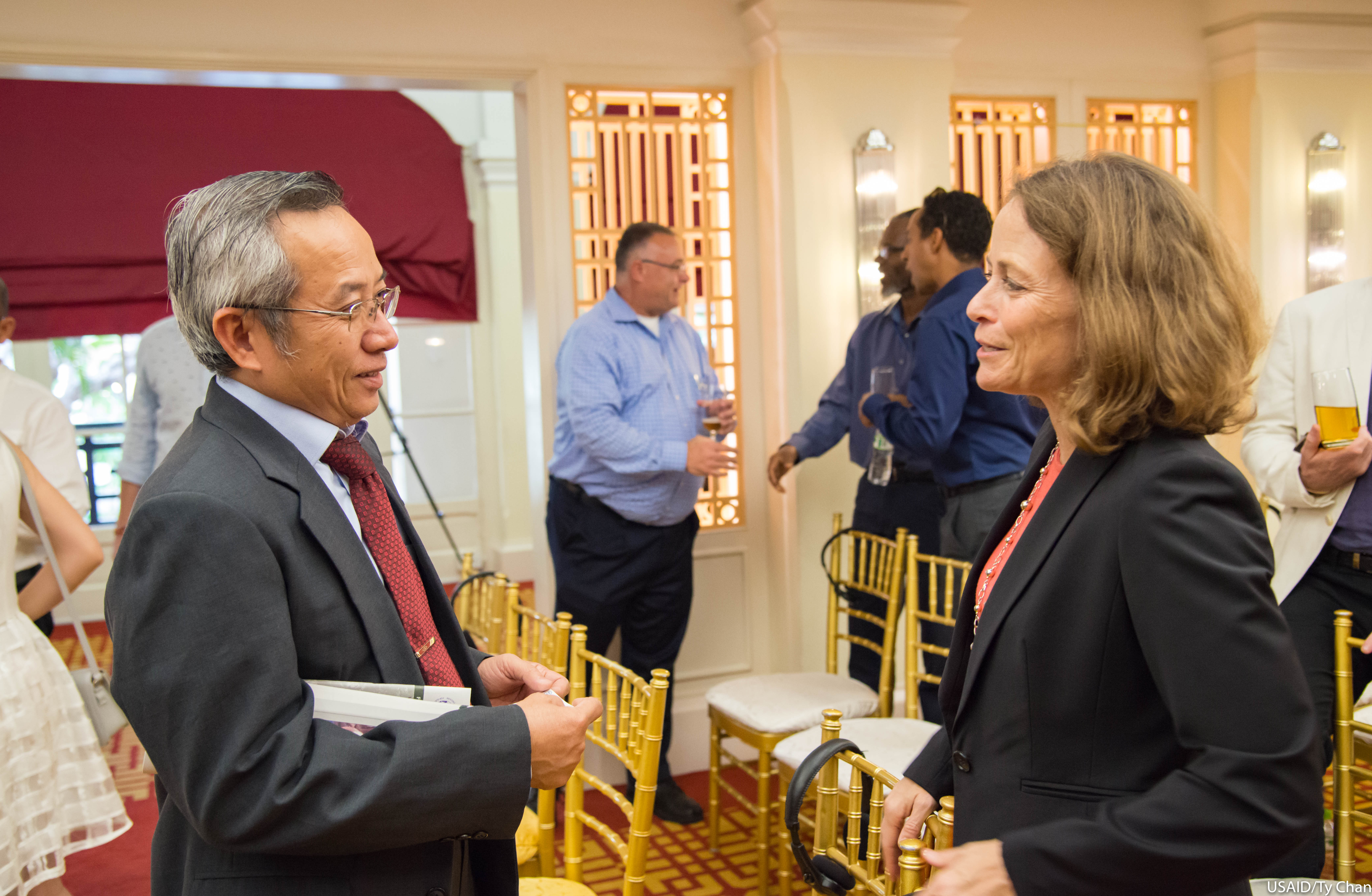 Ms. Polly Dunford, USAID mission director, together with another participant during the Meking River Project Press Launch © USAID
