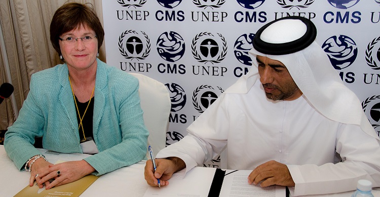 Sultan Abdullah Bin Alwan, Assistant Undersecretary for Water Resources and Nature Conservation, UAE, signs the Sharks MOU © IFAW