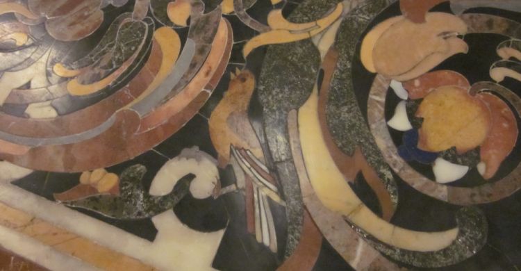 Bird design in a church in Formia, Italy © R. Vagg UNEP/CMS