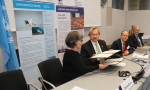 Sigrid Lüber, Présidente d’OceanCare (à gauche), Bradnee Chambers, Secrétaire Exécutif de la CMS (au centre) et Øystein Størkersen, Président du Comité permanent de la CMS, lors de la cérémonie de signature du partenariat à Bonn, en Allemagne © Aydin Bahramlouian